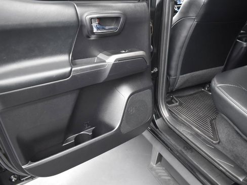 Used 2020 Toyota Tacoma Limited image 31