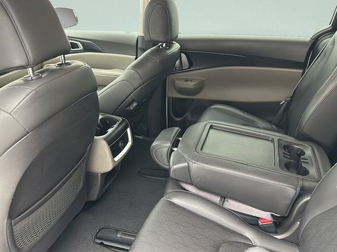 Used 2025 Kia Carnival FWD image 11