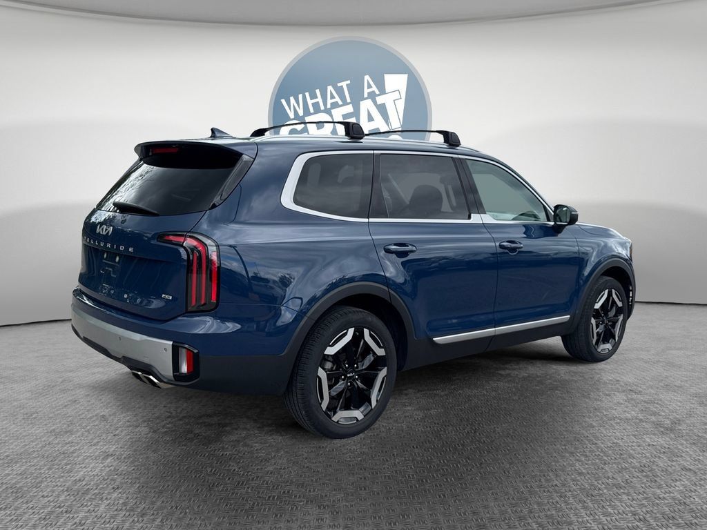Used 2024 Kia Telluride EX w/ EX Captain's Chair Package AWD/4WD image 3