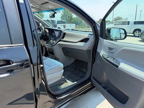 Used 2017 Toyota Sienna LE FWD image 22