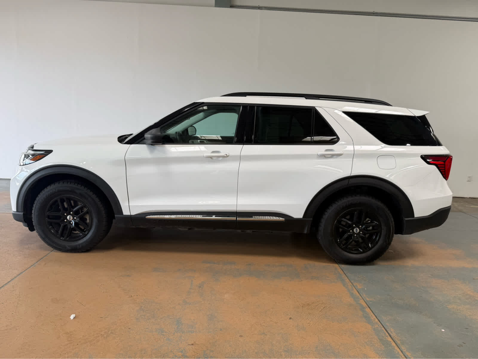 Used 2025 Ford Explorer Active AWD/4WD image 2