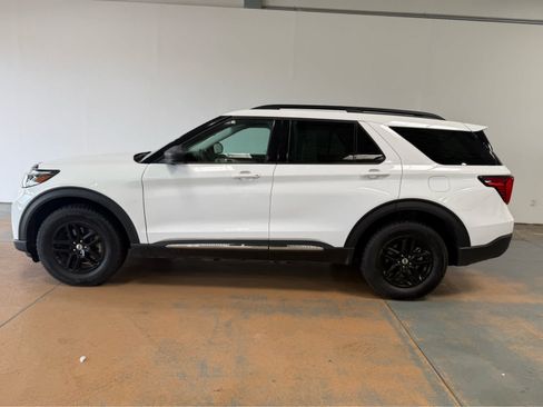 Used 2025 Ford Explorer Active AWD/4WD image 2