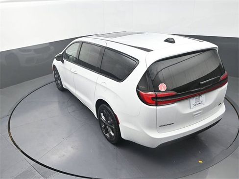 New 2026 Chrysler Pacifica Select image 13