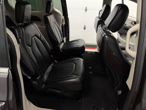 Used 2023 Chrysler Pacifica Touring-L FWD image 42