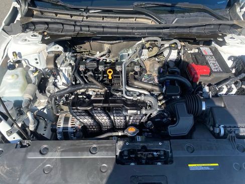 Used 2025 Nissan Altima 2.5 SV FWD image 2