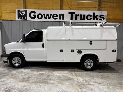 Used 2018 Chevrolet Express 3500 w/ Power Convenience Package RWD image 2