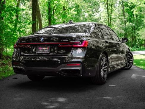 Used 2022 BMW 750i xDrive w/ Autobahn Package AWD/4WD image 2