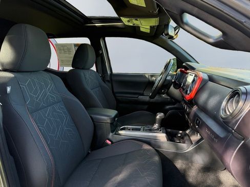 Used 2016 Toyota Tacoma TRD Sport image 22