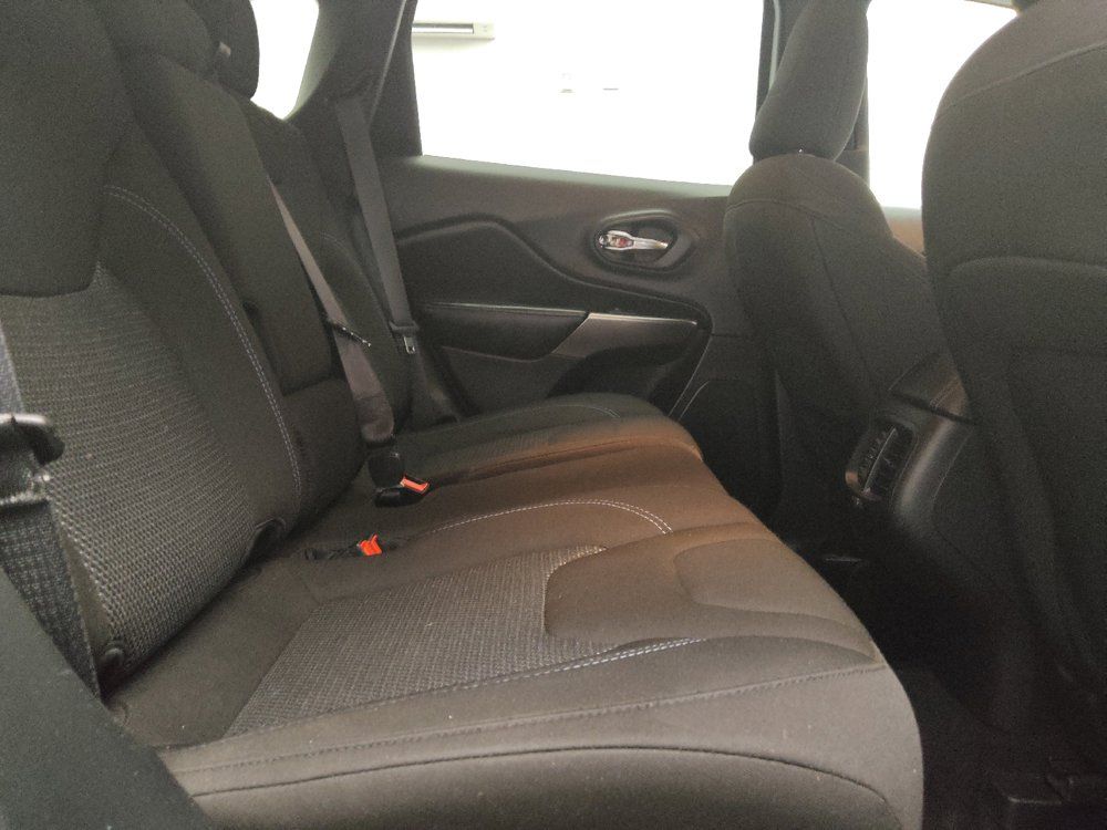Used 2021 Jeep Cherokee Latitude FWD image 19