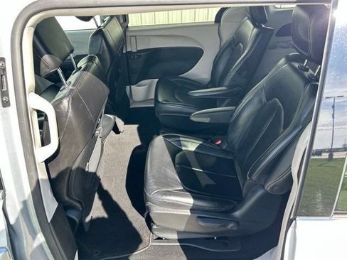 Used 2023 Chrysler Pacifica Touring-L FWD image 37