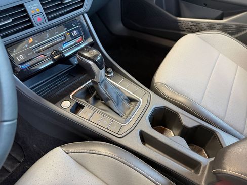 Used 2025 Volkswagen Jetta SE image 40