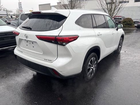 Used 2022 Toyota Highlander XLE image 2