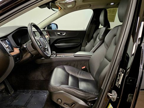 Used 2023 Volvo XC60 B5 Plus image 8