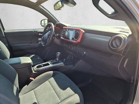 Used 2018 Toyota Tacoma TRD Off-Road AWD/4WD image 21