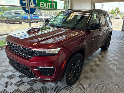 Used 2025 Jeep Grand Cherokee Summit w/ Obsidian Package AWD/4WD image 3