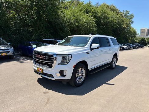 Used 2023 GMC Yukon XL SLT w/ SLT Luxury Package AWD/4WD image 4