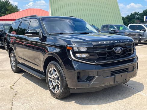 Used 2025 Ford Expedition Active AWD/4WD image 2