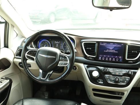 Used 2018 Chrysler Pacifica Touring-L FWD image 43