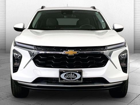 Used 2025 Chevrolet Trax LT w/ LT Convenience Package image 2