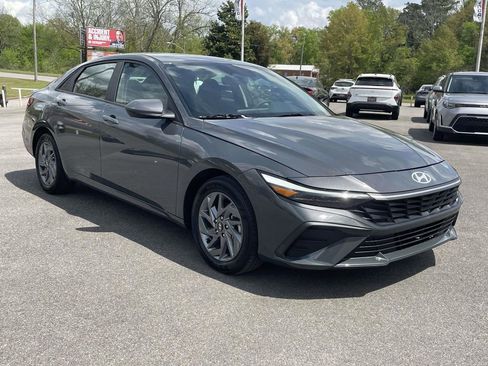 Used 2024 Hyundai Elantra Blue image 5
