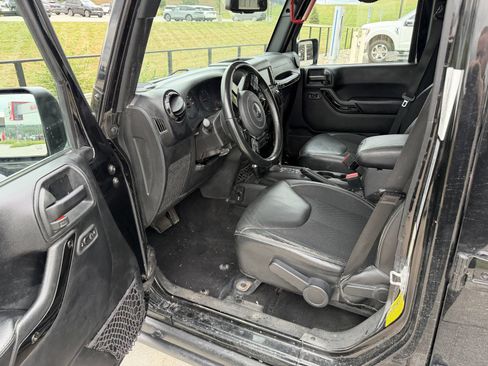 Used 2017 Jeep Wrangler Unlimited Sahara AWD/4WD image 5