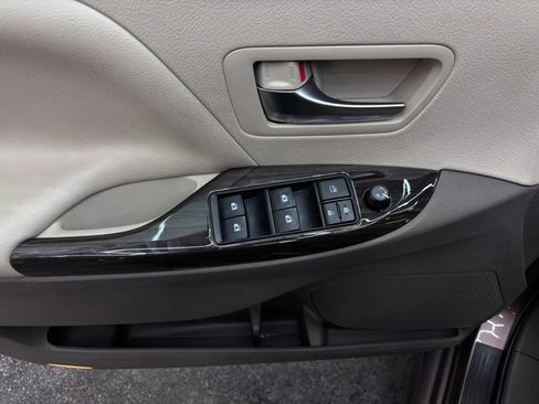 Used 2019 Toyota Sienna XLE w/ XLE Navigation Package AWD/4WD image 20