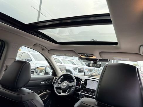 Used 2024 Nissan Pathfinder Platinum FWD image 13