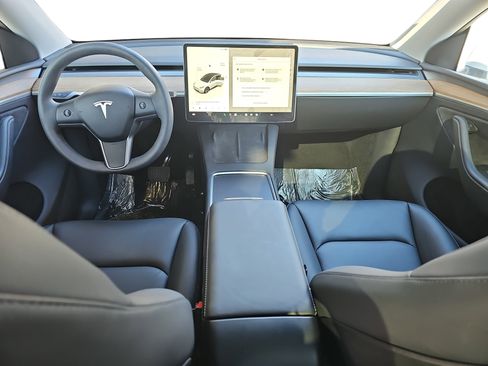 Used 2024 Tesla Model Y Long Range image 9