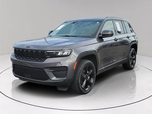 Used 2023 Jeep Grand Cherokee Altitude image 3