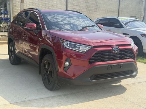 Used 2019 Toyota RAV4 XLE w/ Convenience Package AWD/4WD image 3