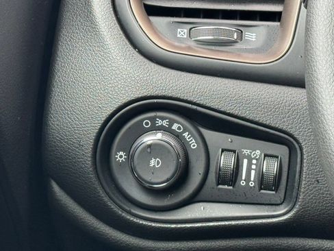 Used 2023 Jeep Renegade Latitude AWD/4WD image 16