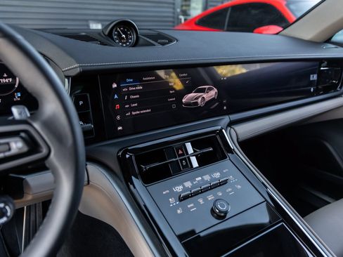 Certified 2025 Porsche Panamera 4 E-Hybrid AWD/4WD image 28