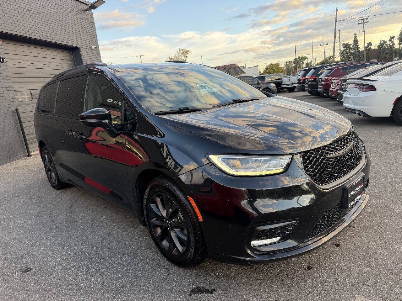 Used 2021 Chrysler Pacifica Touring-L w/ S Appearance Package FWD image 3
