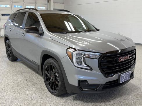 Used 2024 GMC Terrain SLE w/ Driver Convenience Package FWD image 4