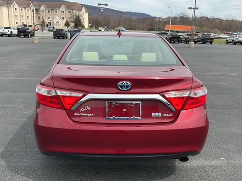 Used 2017 Toyota Camry XLE w/ Moonroof Package image 8