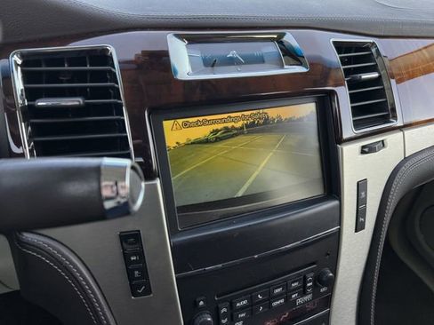 Used 2011 Cadillac Escalade Platinum image 16