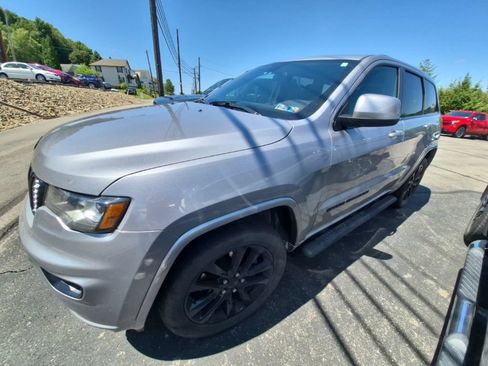 Used 2021 Jeep Grand Cherokee Laredo X AWD/4WD image 4