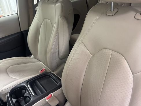 Used 2018 Chrysler Pacifica Touring-L w/ Tire & Wheel Group FWD image 17