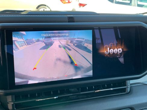 Used 2025 Jeep Wrangler Sahara image 17