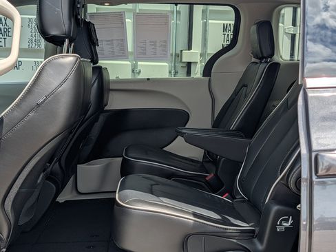 Used 2022 Chrysler Pacifica Limited image 15