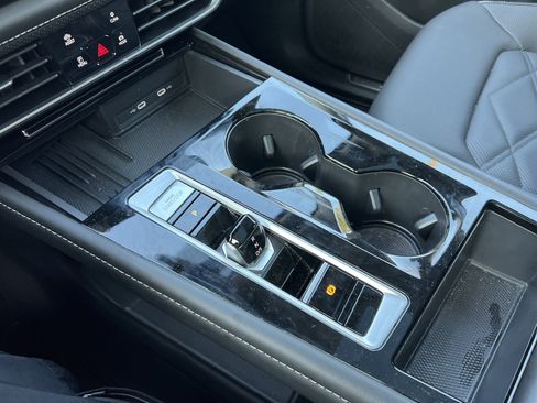 Used 2025 Volkswagen Atlas SE w/ Panoramic Sunroof Package FWD image 21