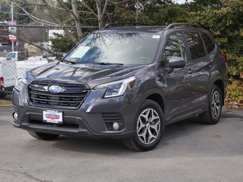 Used 2023 Subaru Forester Premium image 2