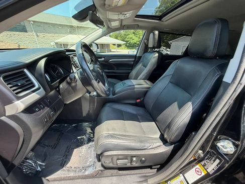 Used 2017 Toyota Highlander Limited AWD/4WD image 19