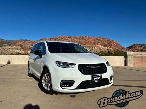 Used 2024 Chrysler Pacifica Touring-L image 2