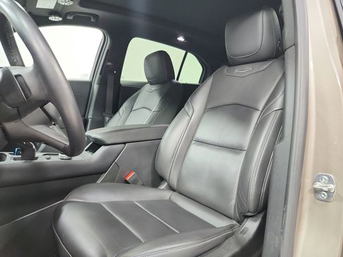 Used 2024 Cadillac XT4 Luxury w/ Cold Weather Package FWD image 14