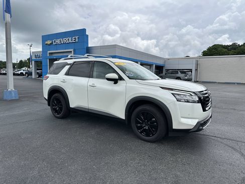 Used 2023 Nissan Pathfinder SL AWD/4WD image 1