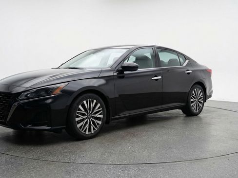 Used 2025 Nissan Altima 2.5 SV image 3