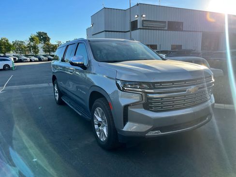 Used 2023 Chevrolet Suburban Premier image 2