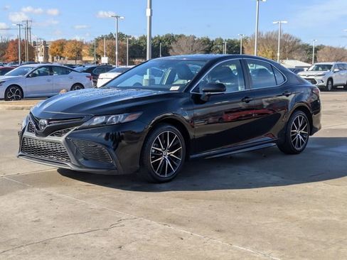 Used 2024 Toyota Camry SE image 9