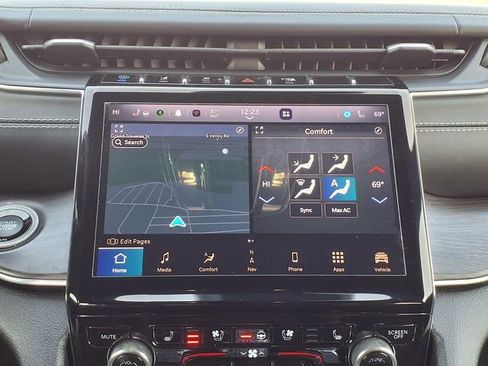 Used 2022 Jeep Grand Cherokee Overland w/ Luxury Tech Group IV image 13